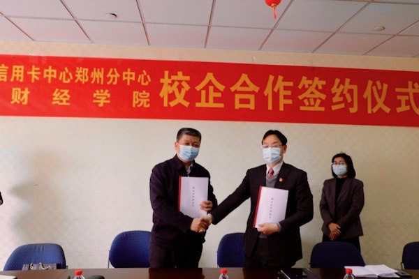68常务副校长李庆阳看望我校实习毕业生签约仪式结束后,在