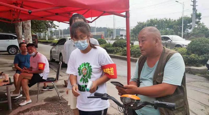 张海玉在路口扫码测温