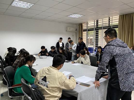 会议室里的人们
描述已自动生成