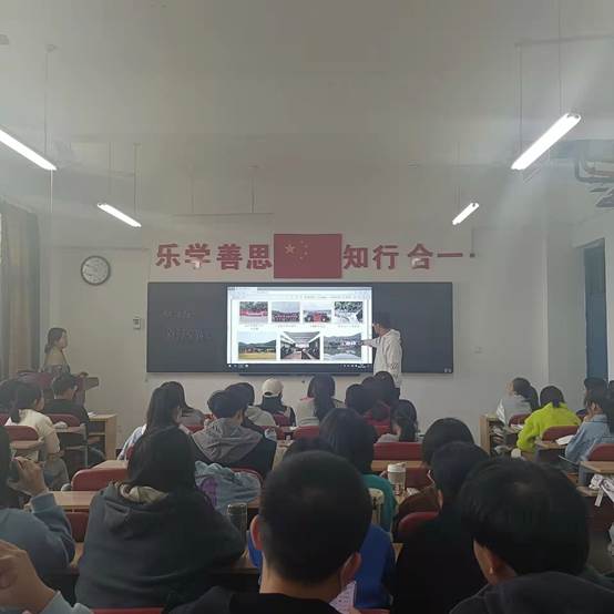 说明: 会议室里的人们
描述已自动生成