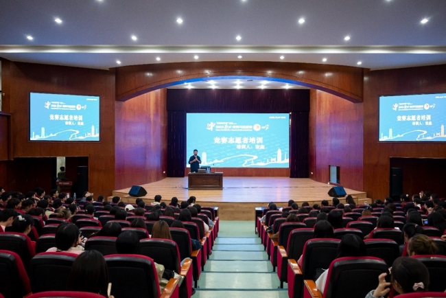 我校青年志愿者顺利完成2023郑州·黄河马拉松志愿服务工作