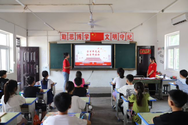 点亮榜样之光，挺膺青春之姿|“闪闪红星”党史学习教育暑期社会实践团成员赴开封市杞县苏木乡中心小学开展党史宣讲活动
