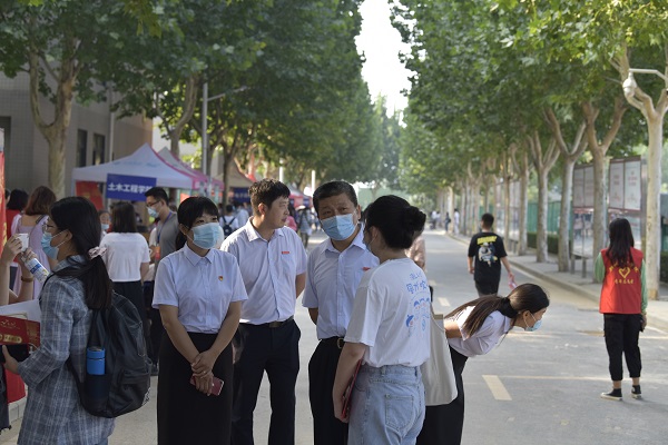 http://www.zzife.edu.cn/picture/article/63/73/89/93b1dc664399831f36a1f6005933/73ae9ea4-aac7-478f-a20c-5eee92323204.jpg
