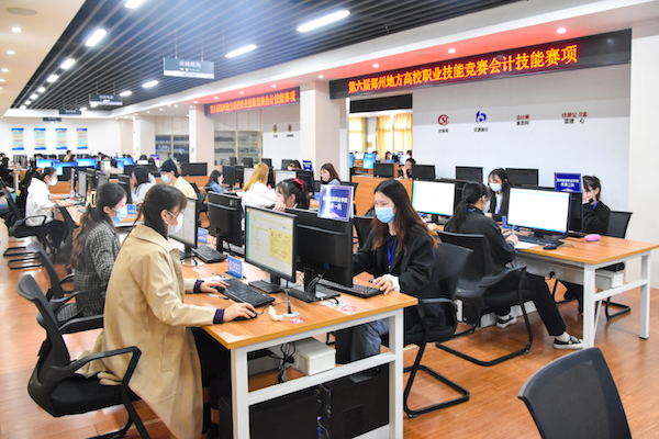 说明:http://www.zzife.edu.cn/picture/article/63/60/f5/847ab42a4fe18663081cbae03cf2/8a1a70c8-7262-4a47-a9fb-5e4cf3327763.jpg