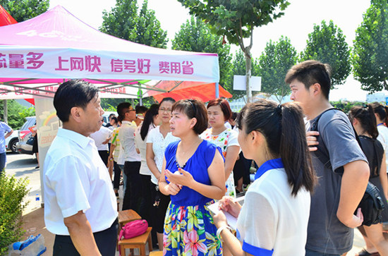 院党委书记耿富德在新生报到现场